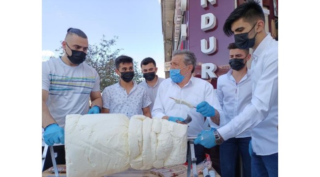 Dondurmayı cağ kebabı gibi kesip ikram ettiler