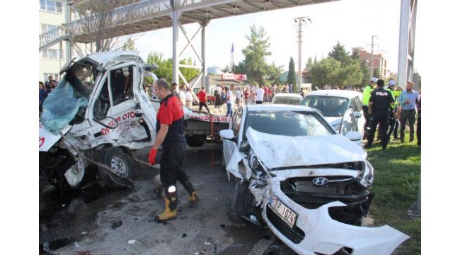 Freni boşalan TIR 6 aracı biçti, ortalık savaş alanına döndü; kaza kamerada