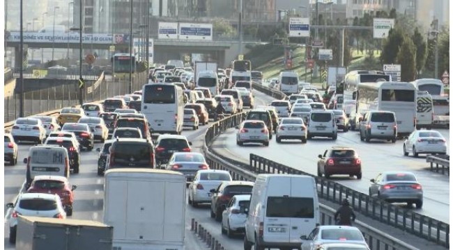 İstanbul'da akşam iş çıkış saatlerinde trafik yoğunluğu