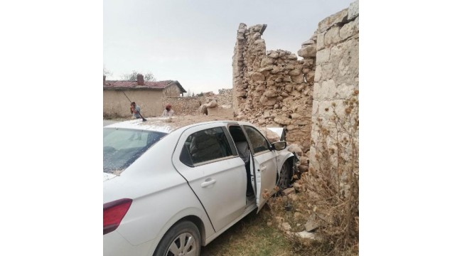 Kalp krizi geçiren sürücü, otomobille duvara çarpınca öldü