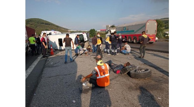 Otoyolda hatalı dönüş yapan minibüse otomobil çarptı: 8 yaralı 