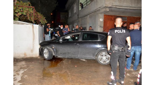 Polisten kaçıp, kaza yapınca yakalanan sürücünün otomobilinden otomatik tabanca çıktı