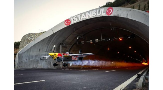 Tünellerin içinden uçakla geçti, çılgınca gösteri Guinness Rekorlar Kitabı'na girdi