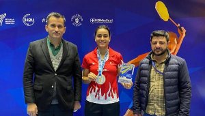 Badminton'da şampiyon Aliye Demirbağ